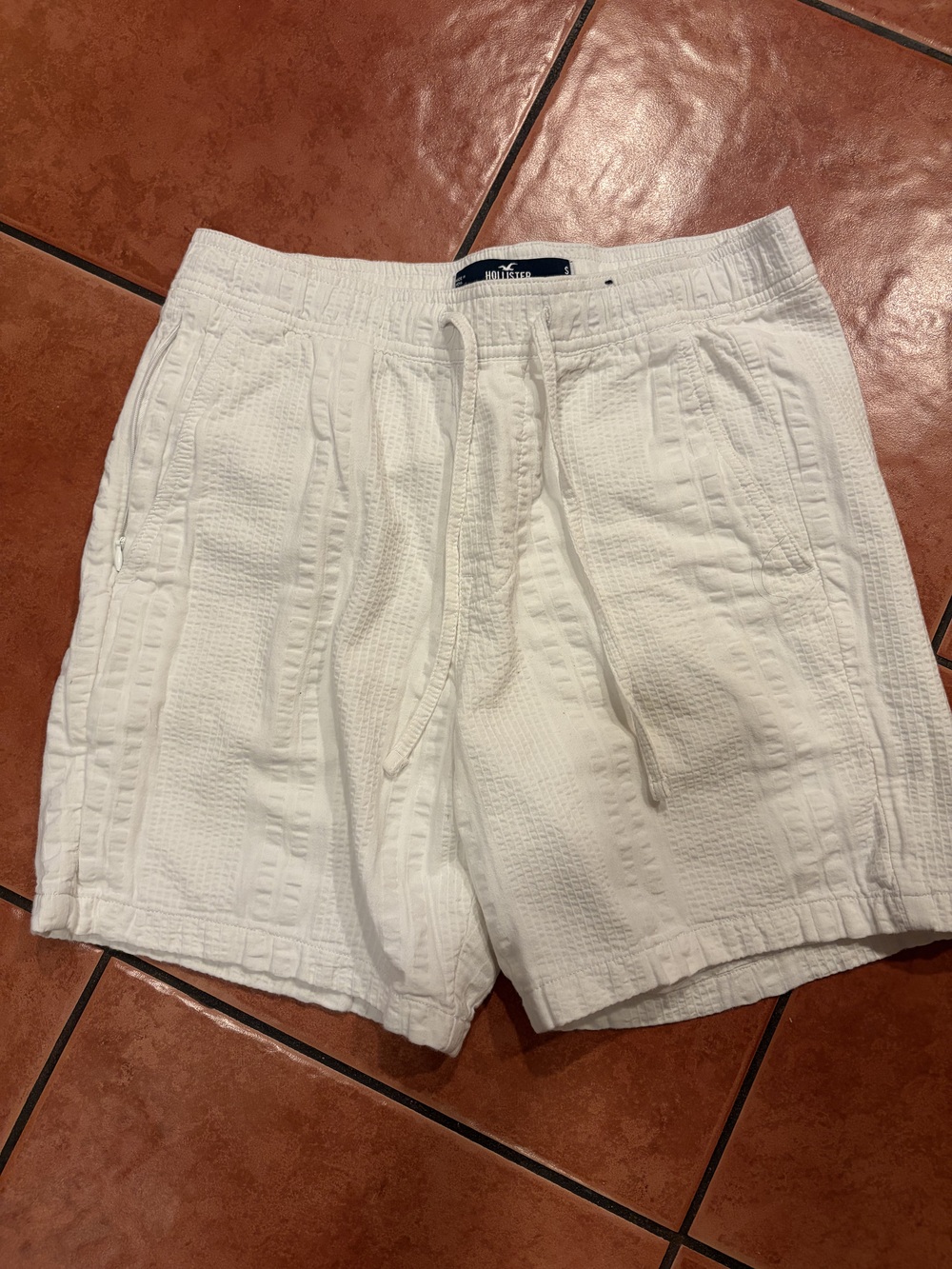 Hollister Men’s White Textured Shorts - Size S
